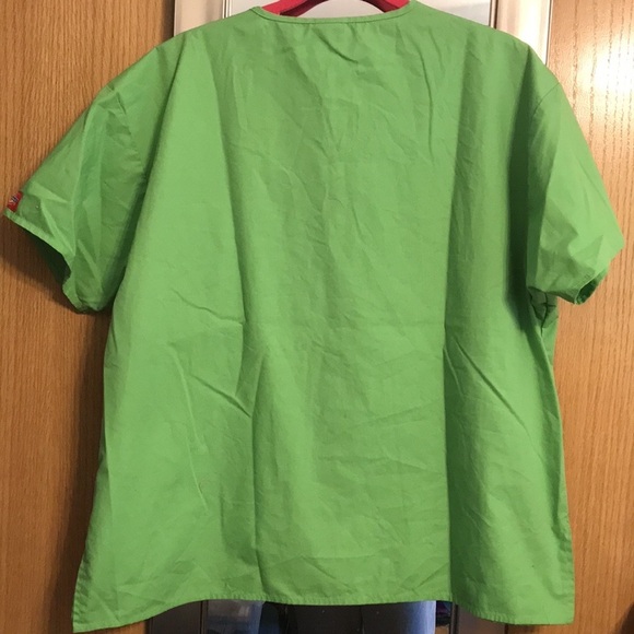 Dickies Large dental scrubs top.  Green V neck with tooth brush embroidery - Picture 6 of 10
